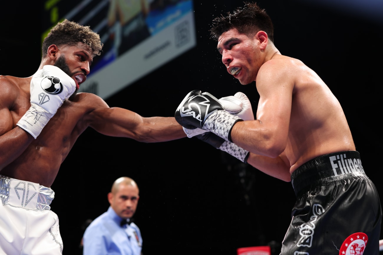 画像: アンディ・クルーズ、オマール・サルシド、キーショーン・デイビス、シャクール・スティーブンソンを気絶させる