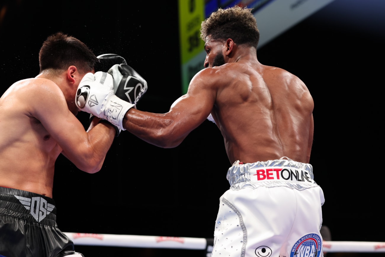 画像: アンディ・クルーズ、オマール・サルシド、キーショーン・デイビス、シャクール・スティーブンソンを気絶させる