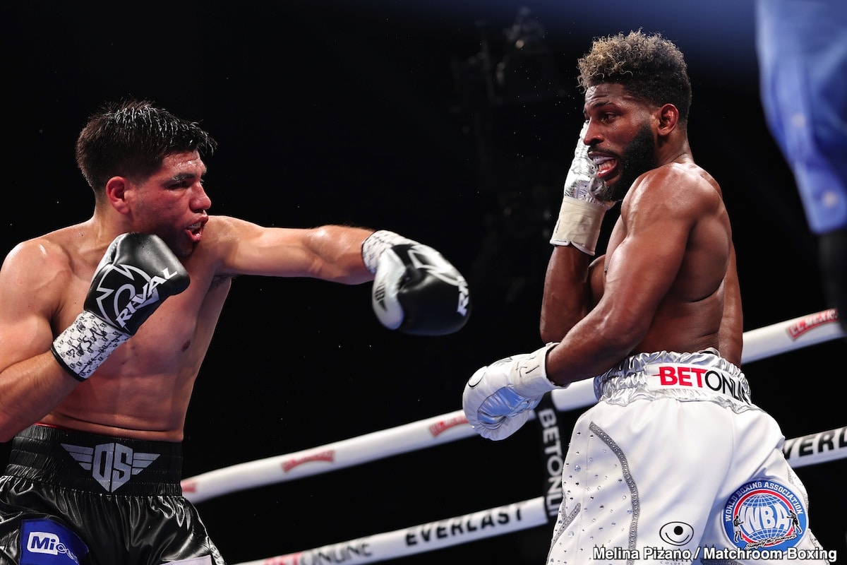 画像: アンディ・クルーズ、オマール・サルシド、キーショーン・デイビス、シャクール・スティーブンソンを気絶させる